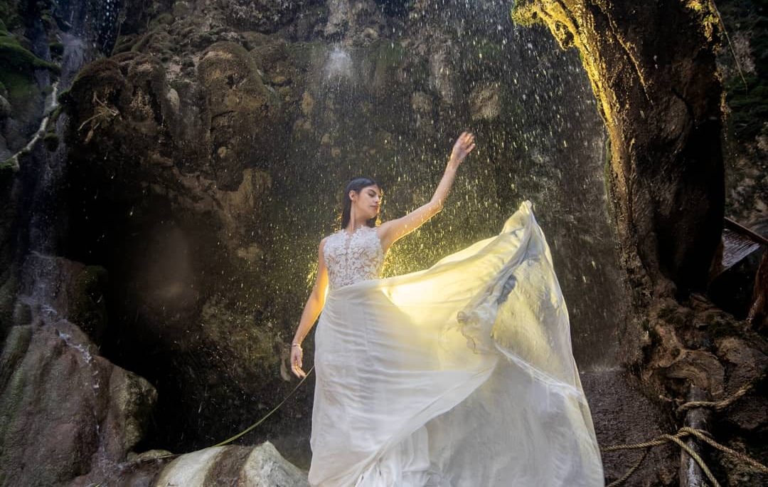 Novia bajo Cascada