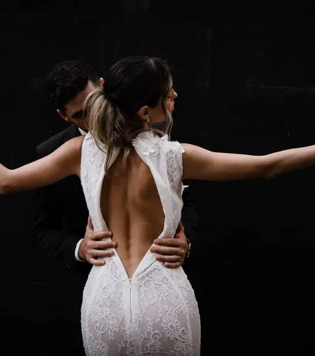 Cuerpo en fondo negro novia